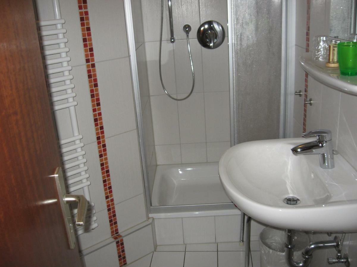 Pension Haus Ursula โคเบลนซ์ ภายนอก รูปภาพ